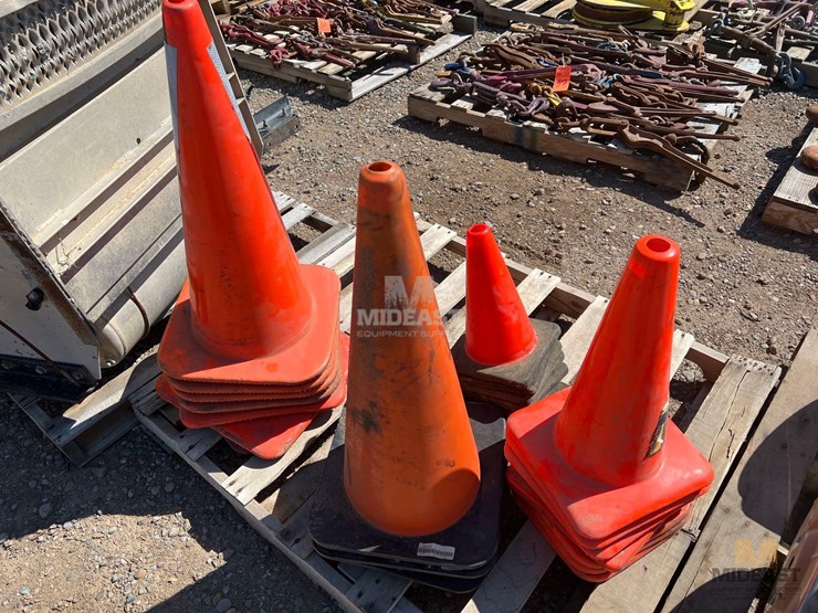 LOT 72A TRAFFIC CONES Lot , Oil, Gas and Construction Annual