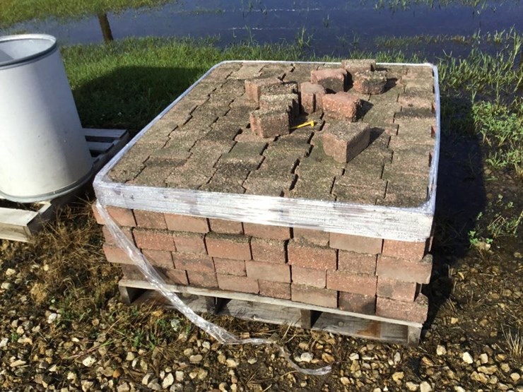 INV 15731 (1) Pallet of 4 inch Thick Concrete Pavers Lot 15731
