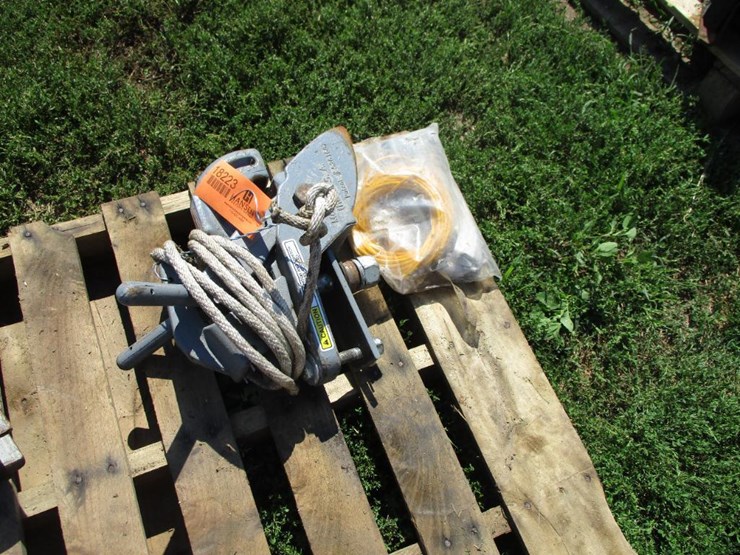 18223 • Agri Speed Quick Hitch Lot 18223, Tractor, Skid Steer, John