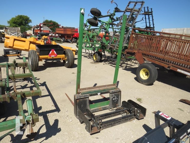 SKID STEER BALE SPEAR BALE SPEAR Lot 339, Pocahontas Machinery