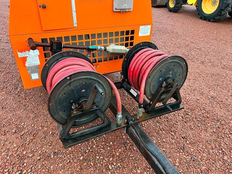 2003 Sullivan D0185Q7JD portable air compressor, John Deere diesel