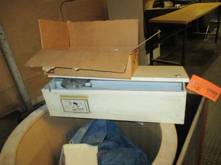 5372 • Metal Coin Operated Tampon Dispenser Lot 5372, Industrial