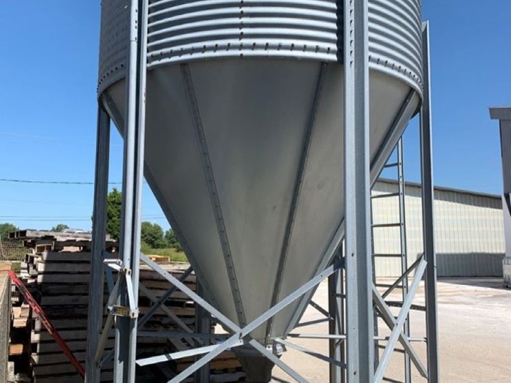 ChoreTime Feed Bin (PZ9546) Lot 38, Online Auction October 4