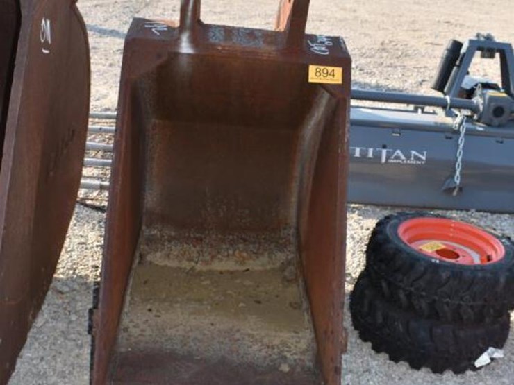 30" TRACKHOE BUCKET Lot 894, AREA FARMER LIQUIDATION SEPTEMBER 17