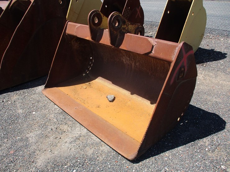 Balderson 72" Cleanup Bucket Lot 116203, Public Equipment Auction