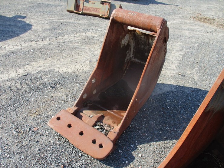 Wain Roy 24" Bucket With Teeth Lot 112234, Public Equipment Auction