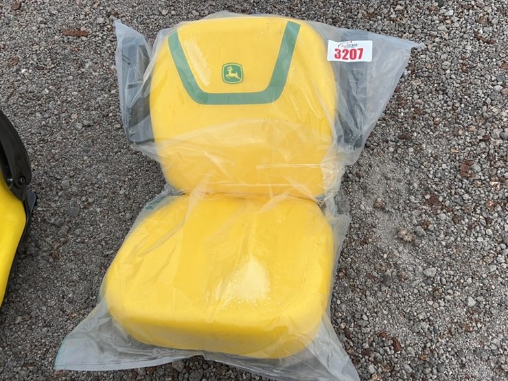 JOHN DEERE TRACTOR SEAT W/ SEAT BELT Lot 3207, Fall 3 Day Absolute
