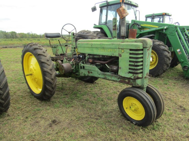 1952 JOHN DEERE MODEL B Lot 1704, Huge Verndale MN Farm Retirement