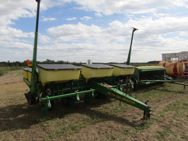 JOHN DEERE 1750 Lot 1687, Huge Verndale MN Farm Retirement Auction