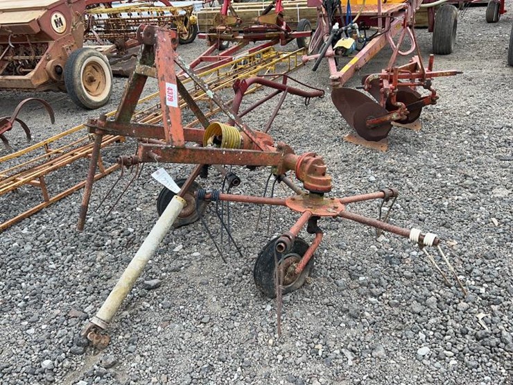 3PT HITCH 2 BASKET HAY TEDDER Lot 4379, Fall 3 Day Absolute Auction