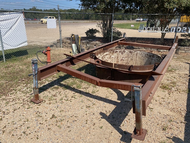 2130 • 5 1/2FT CONCRETE COLUMN FOOTING FORM W/ JACKS Lot 2130, 2