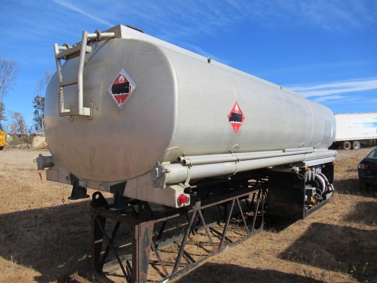 1461 • 4000 Gallon Fuel Tank with (3) Compartments Lot 1461, No