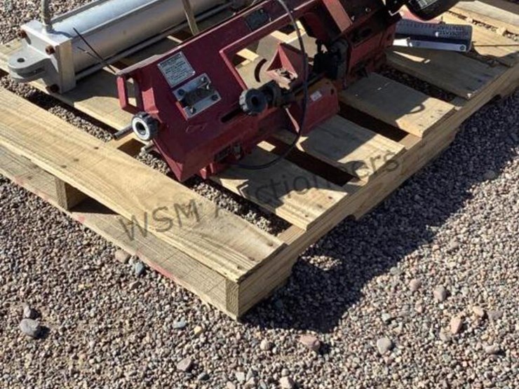 HYDRAULIC CYLINDER AND SMALL BAND SAW Lot 2058, WSM Timed Auction