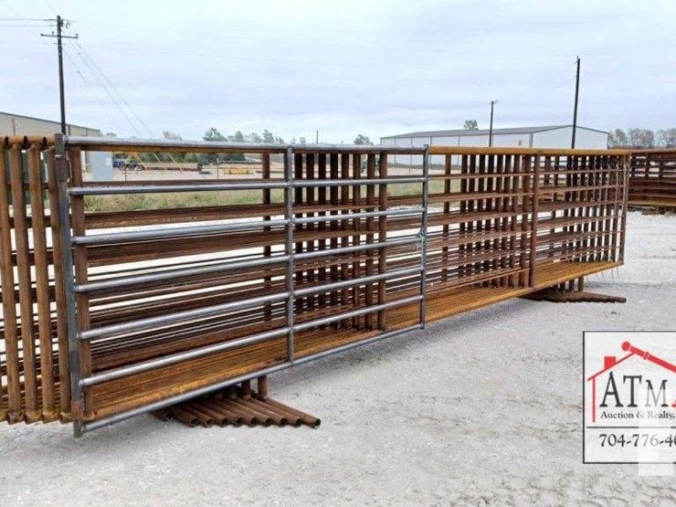 CONTINUOUS 24' LIVESTOCK FENCE PANEL W/ 10' GATE Lot 399, Equipment