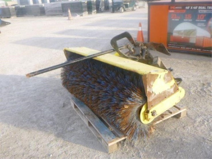John Deere 3 Pt Hitch 60 In. Broom Lot 109796, BARRIE ONLINE ONLY AUCTION DAY 1, 11/29/2022