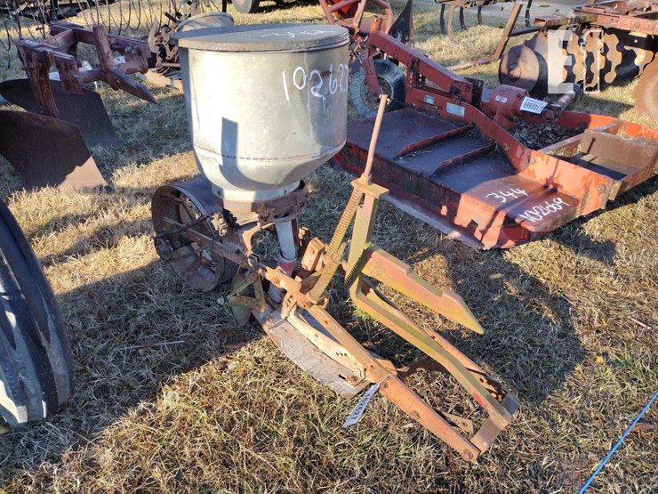 INTERNATIONAL HARVESTER 1 ROW PLANTER Lot 342, 59th Annual Lydia