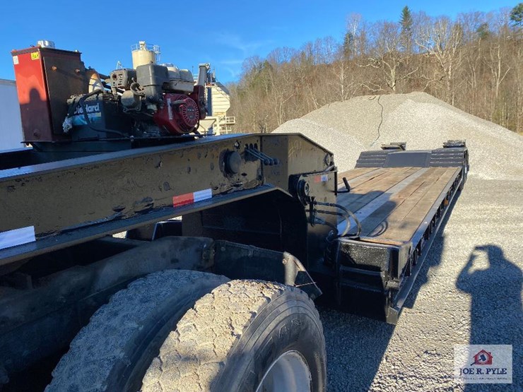 2001 Eager Beaver detachable drop deck trailer Lot 91, Tractors