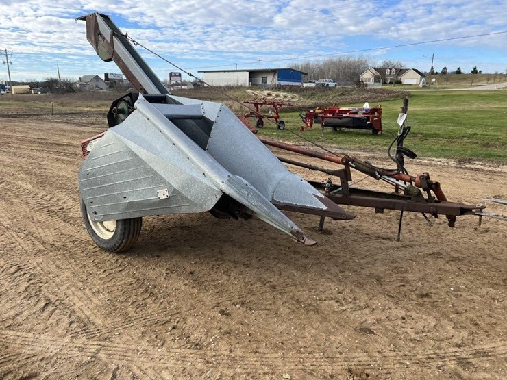 New Idea 1RW Picker Lot 54, Voelker Bros Annual Winter Auction, 12