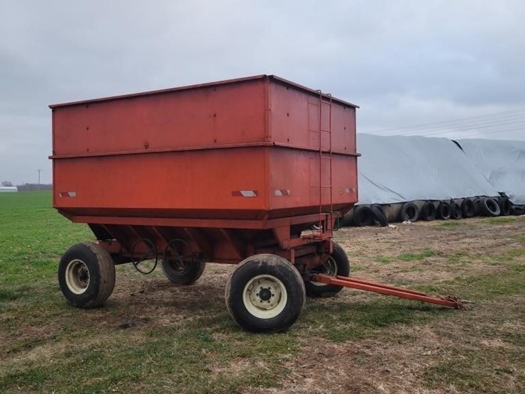 Killbros center dump gravity wagon Lot 224, Voelker Bros Annual