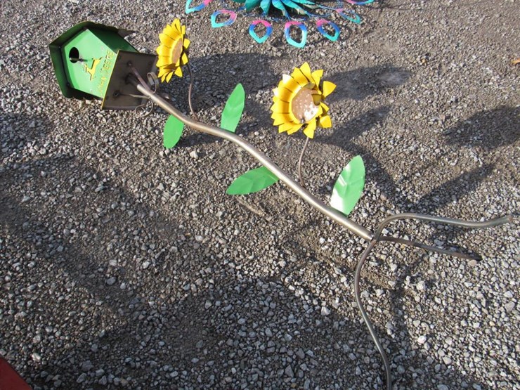METAL JOHN DEERE BIRD HOUSE W/SUNFLOWERS Lot 13347, Live Heavy
