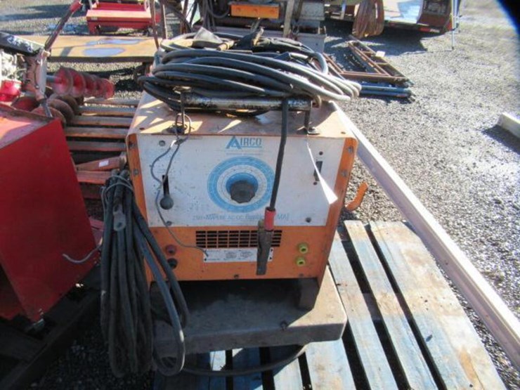 AIRCO 250 AMP AC/DC BUMBLEBEE MA WELDER Lot 523, Public Consignment
