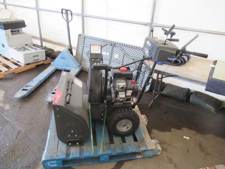 BRIGGS & STRATTON S1228 1150 SNOW SERIES SNOW BLOWER Lot 7, Public