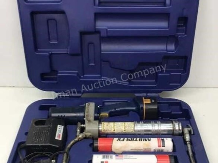 Lincoln 12V Grease Gun Charger w/ 1 battery, 2 Lot 555, Farm