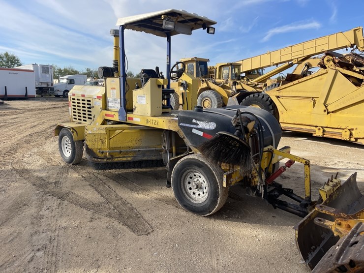 2007 SUPERIOR BROOM DT80J Lot 302, Oilfield Equipment, Big Trucks
