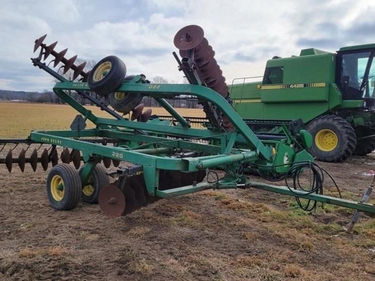 JOHN DEERE 220 Lot 610, Voelker Bros Annual Winter Auction, 12/16