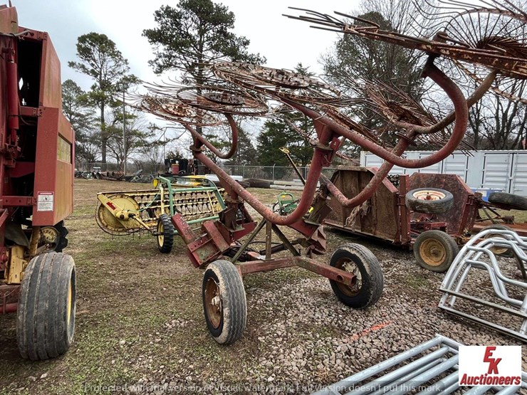 8 WHEEL V RAKE Lot 527, Year end Equipment Auction, 12/28/2022, EK