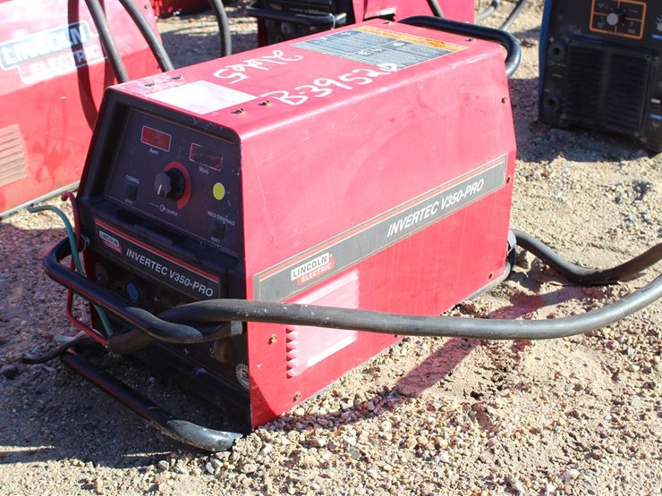 2665 • LINCOLN INVERTEC V250 WELDING MACHINE Lot 2665, January New
