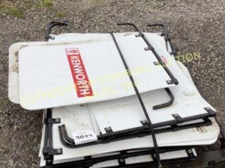 KENWORTH MUD FLAPS Lot 3043, SPECIAL ONLINE WINTER FEBRUARY 15TH 7PM