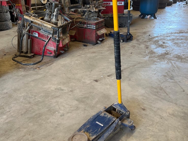 Napa Professional 3.5 Ton Floor Jack Lot HL1300, Mar 15, 2023