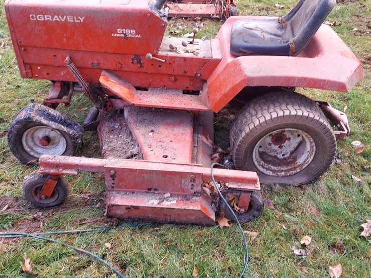 60 • Gravely 8199 Commercial Lawn Tractor (Has Key) Lot 60, DFarm