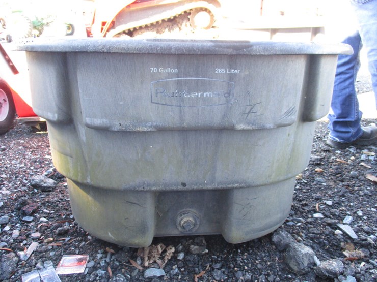 Rubbermaid 70 Gallon Water Trough Lot 595, Farm & Construction