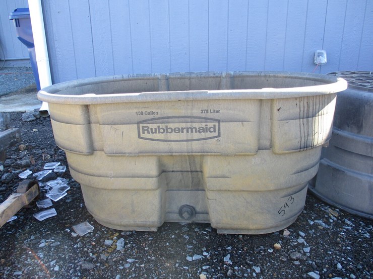 Rubbermaid 100 Gallon Water Trough Lot 593, Farm & Construction