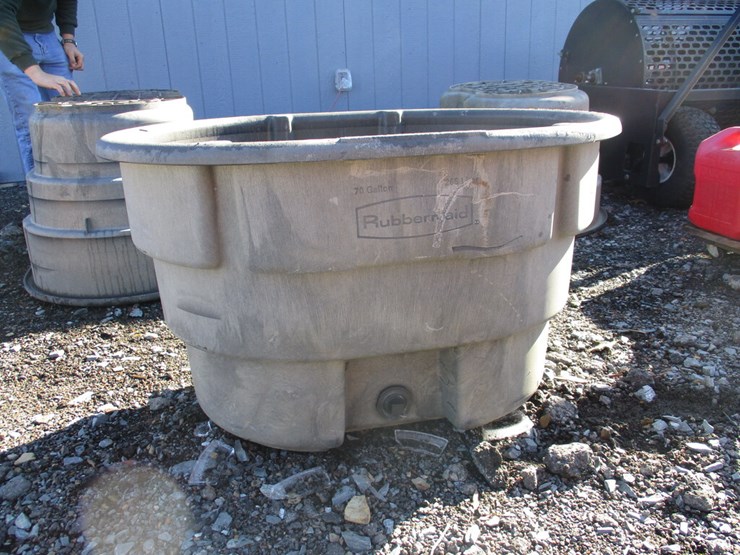 Rubbermaid 70 Gallon Water Trough Lot 594, Farm & Construction