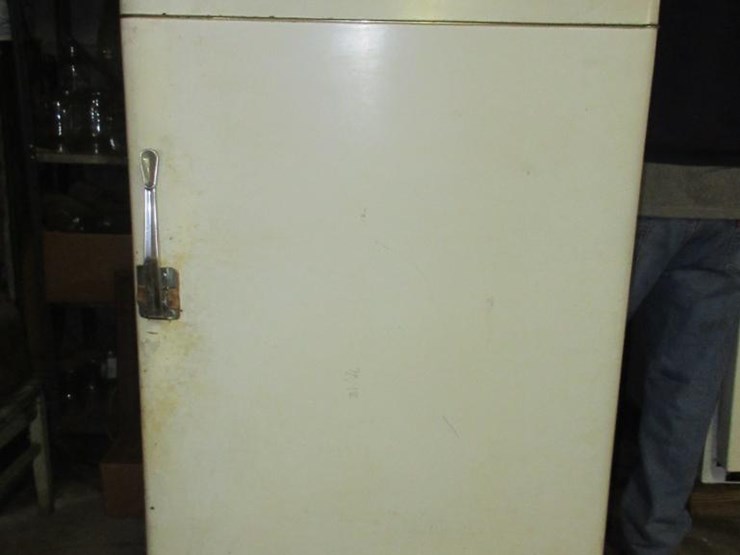 637 • Vintage Frigidaire refrigerator tested and works Lot 637