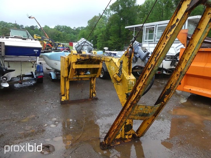 MIDWESTERN SIDE BOOM CRANE FOR DOZER Lot 579, Huge Spring Pubic Two