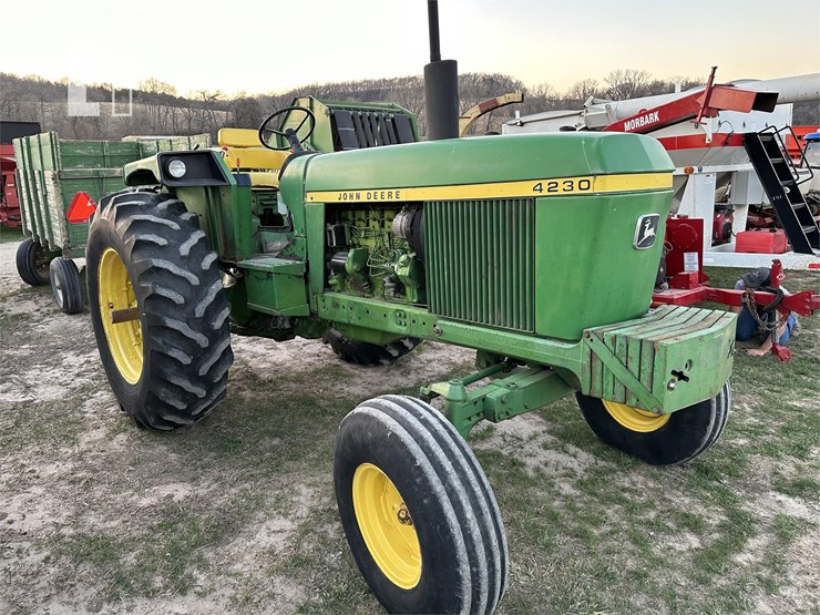 JOHN DEERE 4230 Lot , Large Tractor & Machinery Consignment Auction