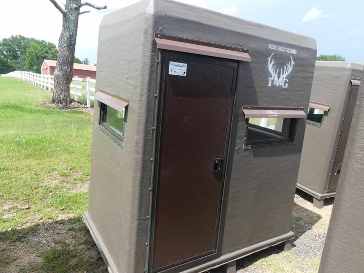 Dixie Deer Blind 4x6 Fiberglass Shooting House w/ Carpet Lot 1866