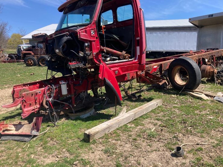 2042 • Ford Sterling cab and chassis *TITLE* Lot 2042, Tunnelton