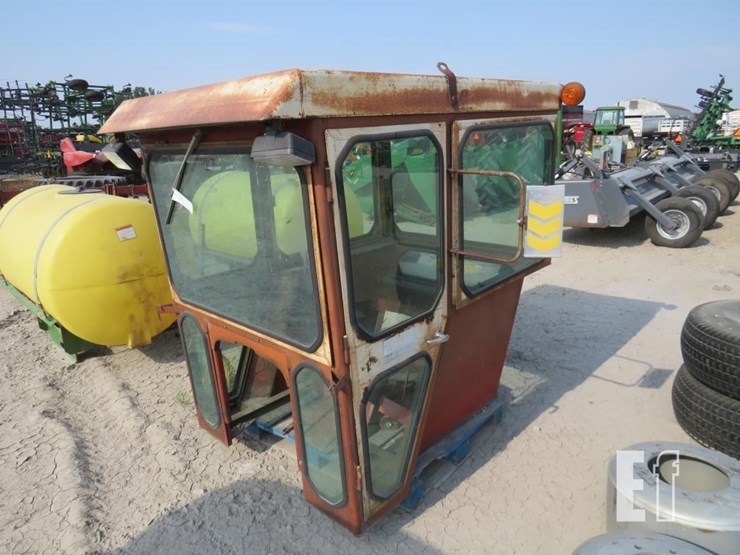 YEAR ROUND TRACTOR CAB Lot 1573, Pocahontas Machinery Auction Ring