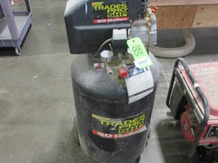 TRADES PRO 30 GALLON VERTICAL AIR COMPRESSOR Lot 88, Heniges