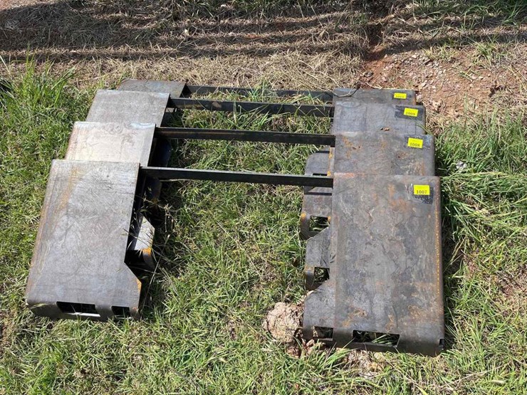 skid steer blank plate with open center Lot 1008, 2023 Summer