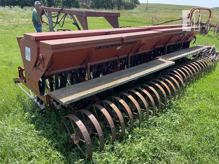 INTERNATIONAL 100 - Lot #84, Upper Midwest Summer Consignment Auction ...