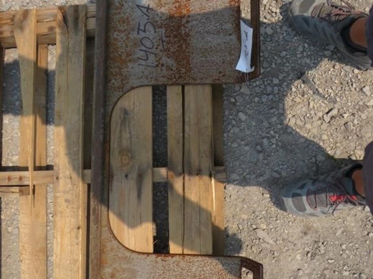 SKID LOADER PLATE Lot 1405, Pocahontas Machinery Auction Ring 1, 8/9/2023, Sale Barn Realty