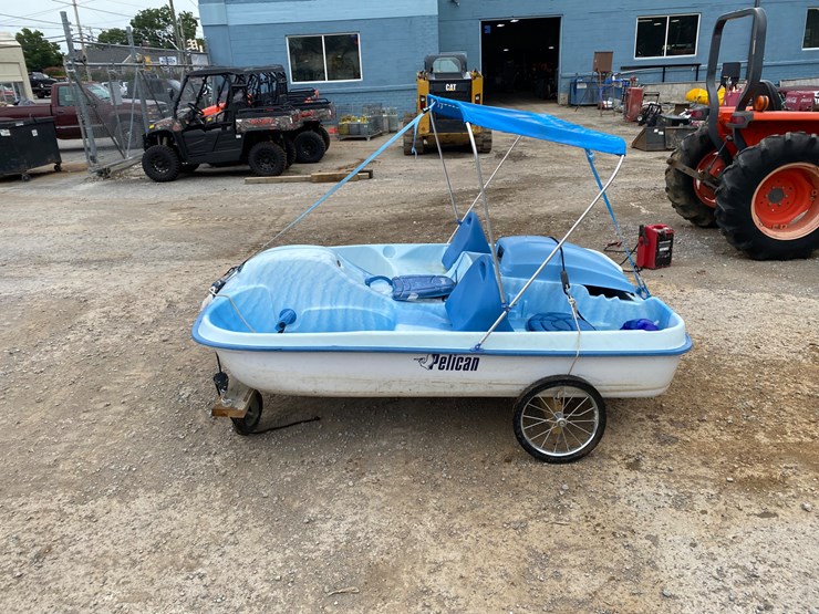 958 • PELICAN 4 SEATER PEDAL BOAT W/ CANOPY & ELECTRIC TROLLING MOTOR