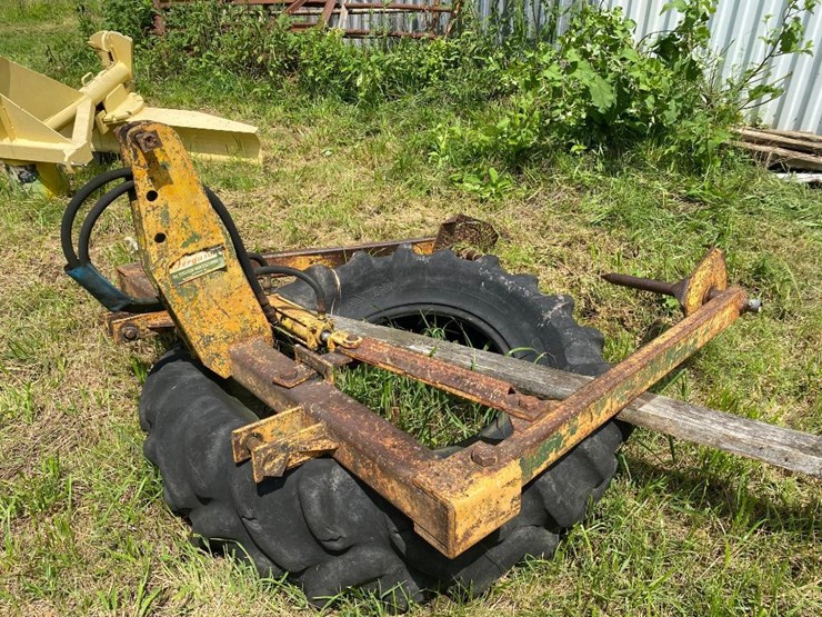 56 • Ferguson 3point hitch bale unroller Lot 56, Estate Farm