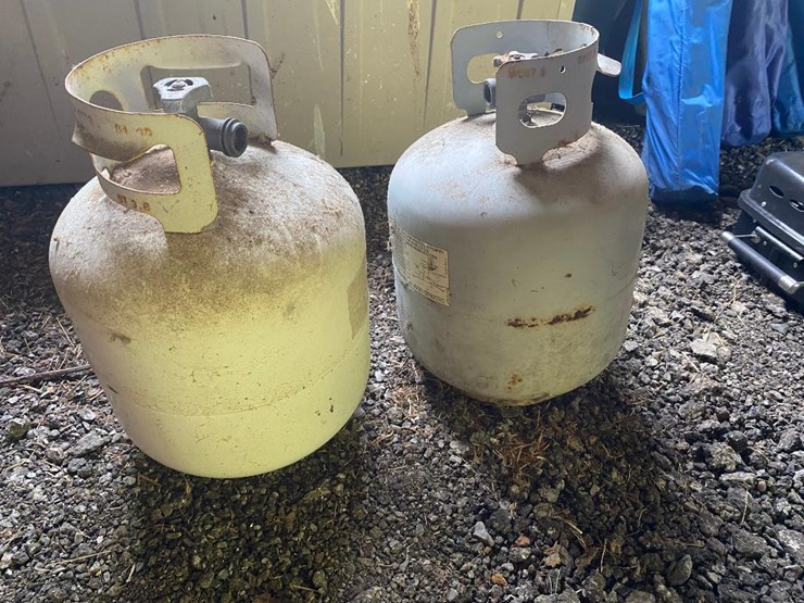 387 • 2 Propane tanks Lot 387, Estate Farm Equipment Auction, 9/19
